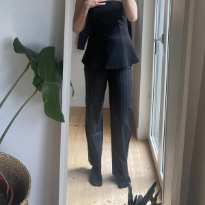 Kostymbyxor  - Ett par snygga randiga kostymbyxor i storlek xs:) Dragkedja på sidan av byxan.