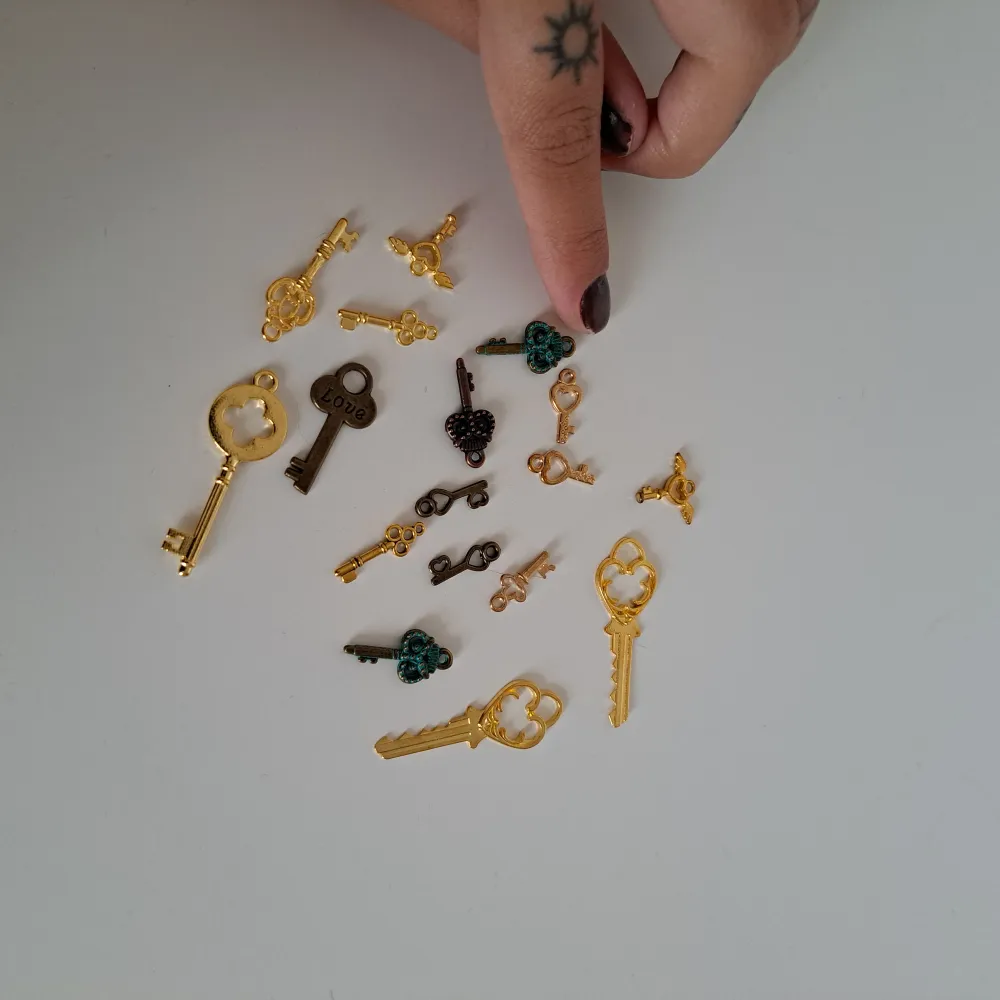 Nycklar i olika storlekar som passar perfekt till smyckestillverkning eller olika konstprojekt. Alla för 40kr. Accessoarer.