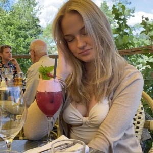 topp - Supersöt topp från Hm i storlek S! Nyskick och pris går att diskuteras🫶🏼