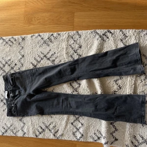 Jeans - Jeans från zara lågmidjade, bootcut och storlek 34 passar ungefär någon som e 168cm i längd 💖 