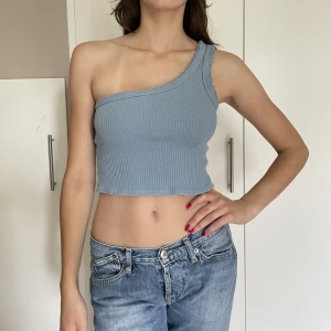 Linne - Säljer detta superfina oneshoulder linnet från Urban Outfitters. Kontakta gärna om ni har några frågor🩷🩷