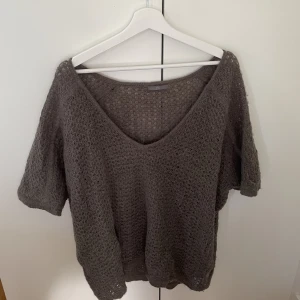 Stickad t shirt - Stickad t shirt köpt second hand. Har själv aldrig använt den och den är i fint skick.