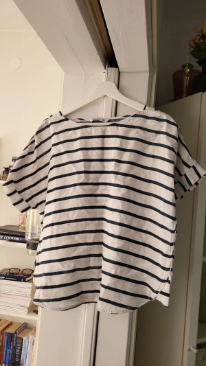 Randig tshirt  - Randig tshirt i linne material. Tröjan är i nyskick! Ställ gärna frågor om du har några funderingar! 