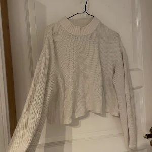 Fin stickad tröja  - Tungt/tjockt material, bra kvalitet. Fint mönster