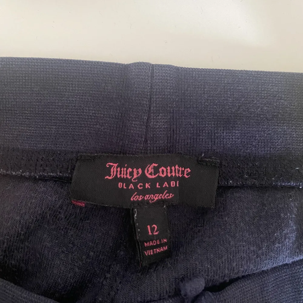 Ett par mörkblå Juicy Couture byxor med mudd i barnstorlek. Välanvända. Nypris 700kr. Köparen står för frakten. 😊. Jeans & Byxor.