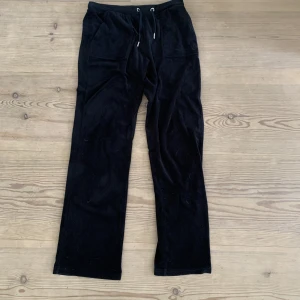 Juicy couture 14/15 - Säljer mina juicy couture då dom var för stora sparsamt använda i gott skick! Kan skickas eller hämtas i Lidköping pris kan diskuteras!☺️