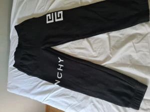 Givenchy mjukis. - Storlek L. ANVÄND ETT FÅTALGÅNGER.  NY PRIS 7000 KR  För fler bilder skicka ett pm