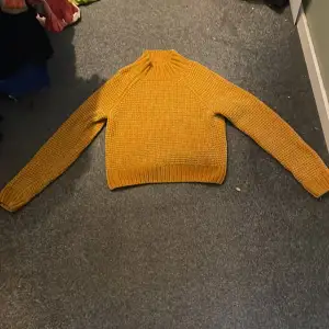 En fin orange/gul tröja som inte kommer till användning! 