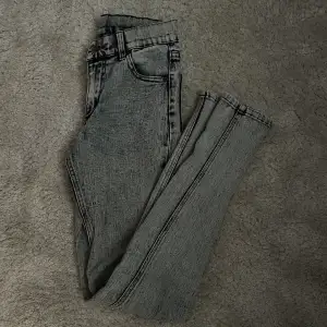 Ljusblåa jeans från Cheap Monday. Midjemått 24, längd 32. Sparsamt använda, fint skick.