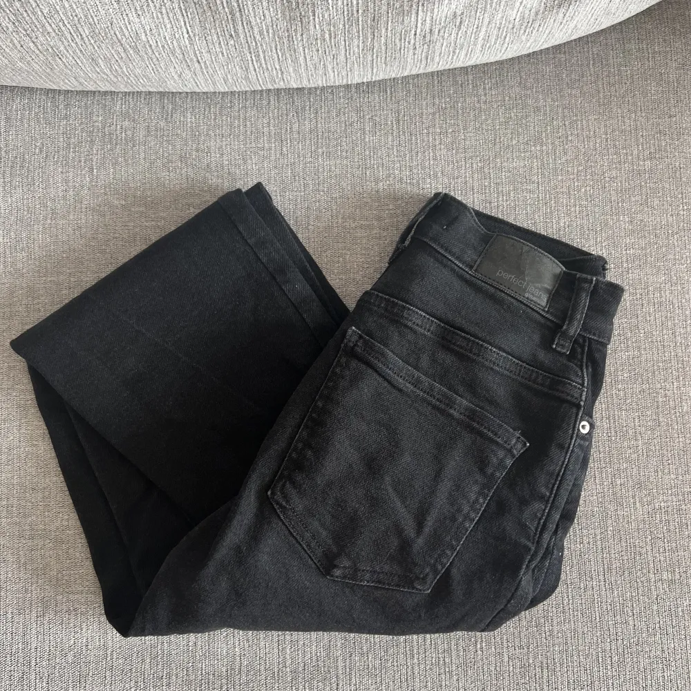 Ett par svarta boyfriend jeans från Ginatricot.  Storlek 32. . Jeans & Byxor.