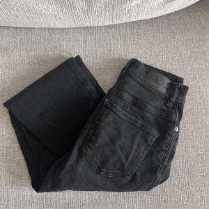 Ett par svarta boyfriend jeans från Ginatricot.  Storlek 32. 