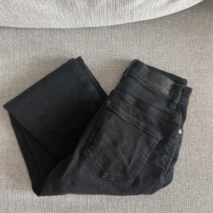 Boyfriend byxor från ginatricot - Ett par svarta boyfriend jeans från Ginatricot.  Storlek 32. 