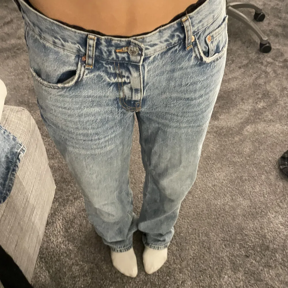 Low waist jeans från Gina tricot, säljer dom då dom är för stora för mig, i fint skick😊. Jeans & Byxor.