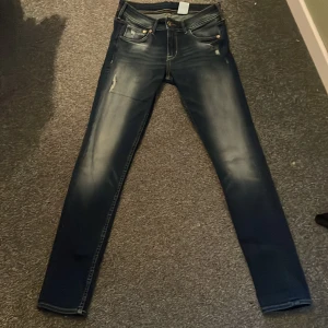 Jeans - Fina lågmidjade skinny jeans! Fina i skicket men kommer inte till användning längre!