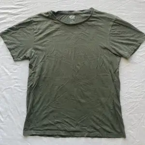 En enkel grön t shirt från Lager 157