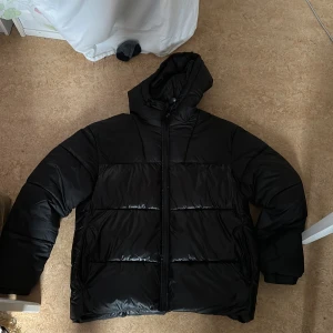 Jacka - Säljer denna puffiga jacka då jag vill ha en mer simpel jacka till vintern. Köpte den för 700. 