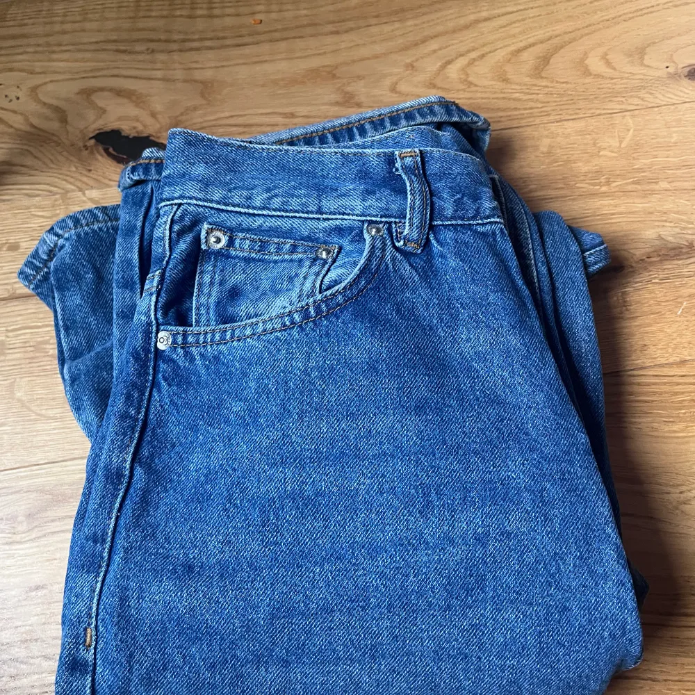 Jättesnygga jeans från junkyard dom är väldigt baggy och har andvänds sparsamt,inga defekter  Köpta för 600. Jeans & Byxor.