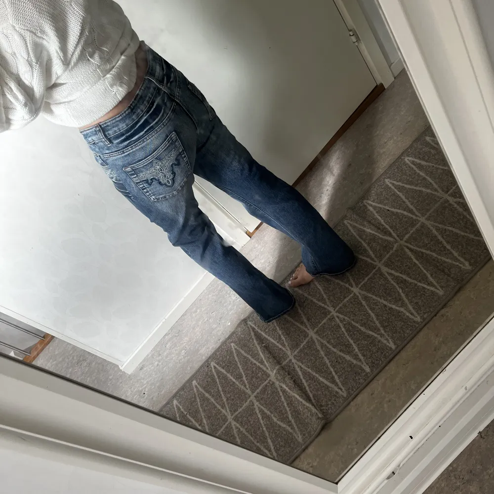 Säljer dessa jätte coola jeans med broderade bakfickor och så sjukt fina detaljer❤️ har inga defekter och säljs eftersom dom är för stora och inte min stil. Jeans & Byxor.