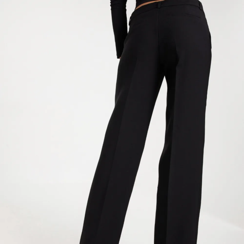 Jättesnygga och trendiga low waist kostymbyxor från Nelly😍 Köpta på plick, storlek 34. Säljer då ja inte gillar passformen!. Jeans & Byxor.