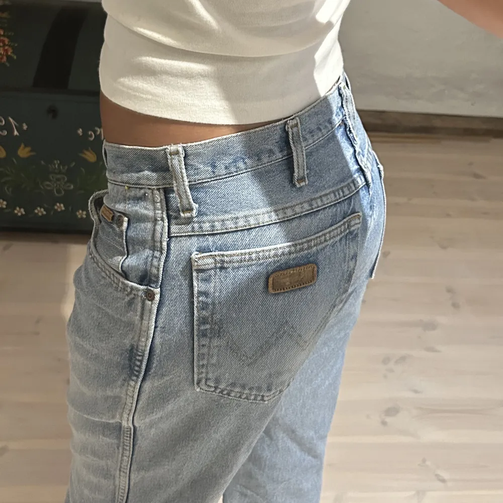 Lågmidjade wrangler jeans, sitter lite pösigt på mig då dem är lite för stora 🙌🏼 storlekslappen är borta men jag har vanligtvis 27/32 ish i jeans och dem är lite för stora för mig i midjan. Jeans & Byxor.