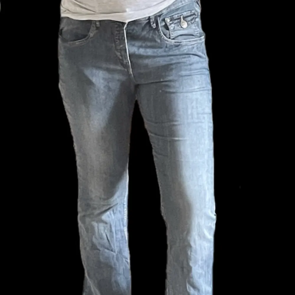 Super snygga mörkblå y2k jeans med detalj fram, säljs pågrund av att de är för stora på mig. midjemått:46 rakt över 🩵skulle säga att de sitter midwaised . Jeans & Byxor.