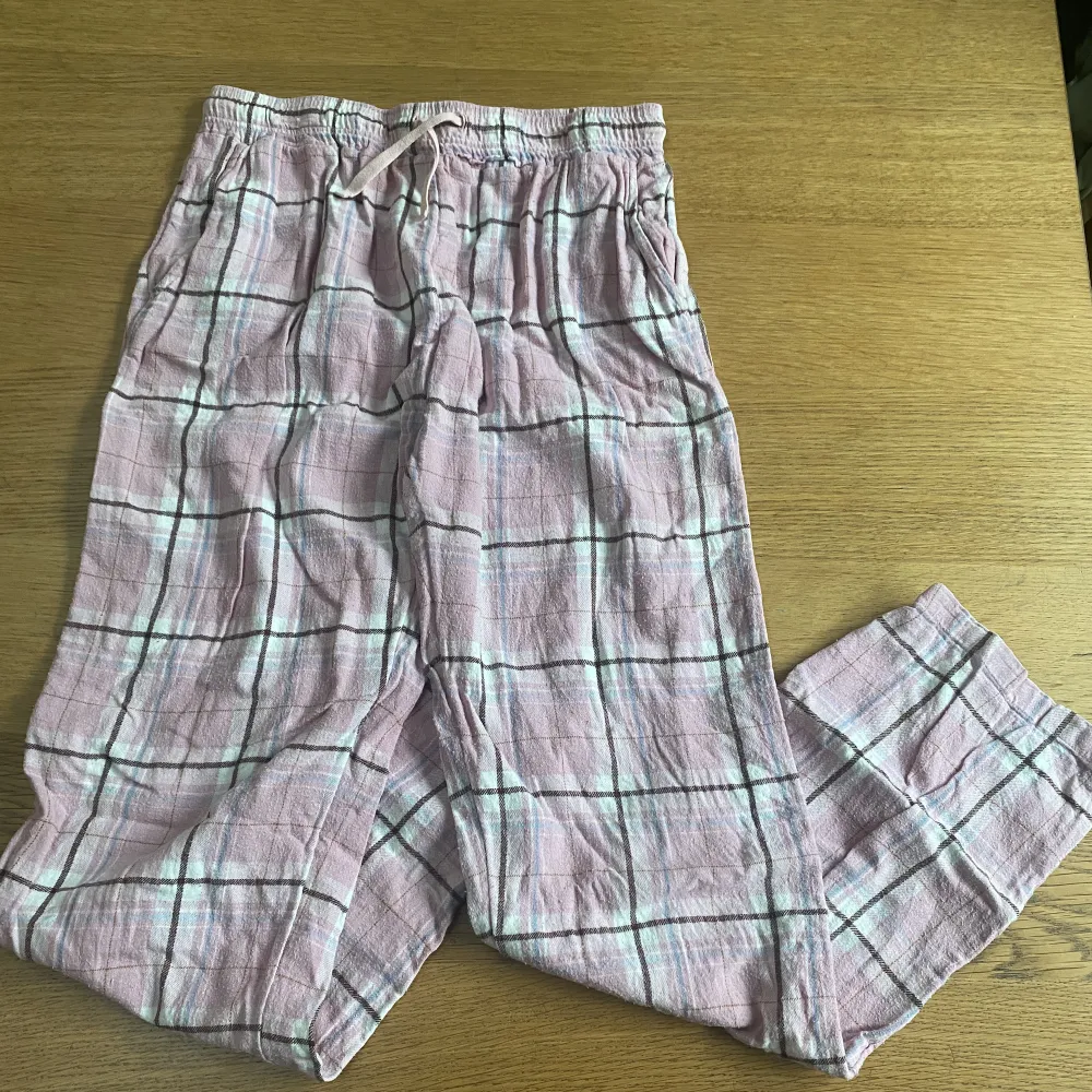 Rosa pyjamasbyxor från Lindex, använt skick med nopprar därav priset. . Jeans & Byxor.