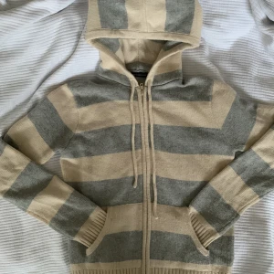 Stickad brandy hoodie 💗 - Jätte bra skick aldrig andvänd! bara testad 💗 ursprungligen ifrån brandy Melville, ge den ett nytt hem!