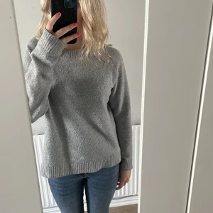 Stickad tröja  - Stickad tröja från vero Moda som är väl använd och lite nopprig därav av priset. Dock ser den mer nopprig ut på bilden en var den är❤️