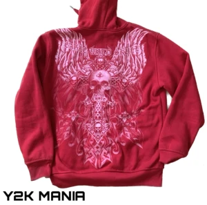 Y2K zip med tryck - Röd Y2K zip-up hoodie med tryck, strl M, nypris 600kr, använd gärna köp nu!