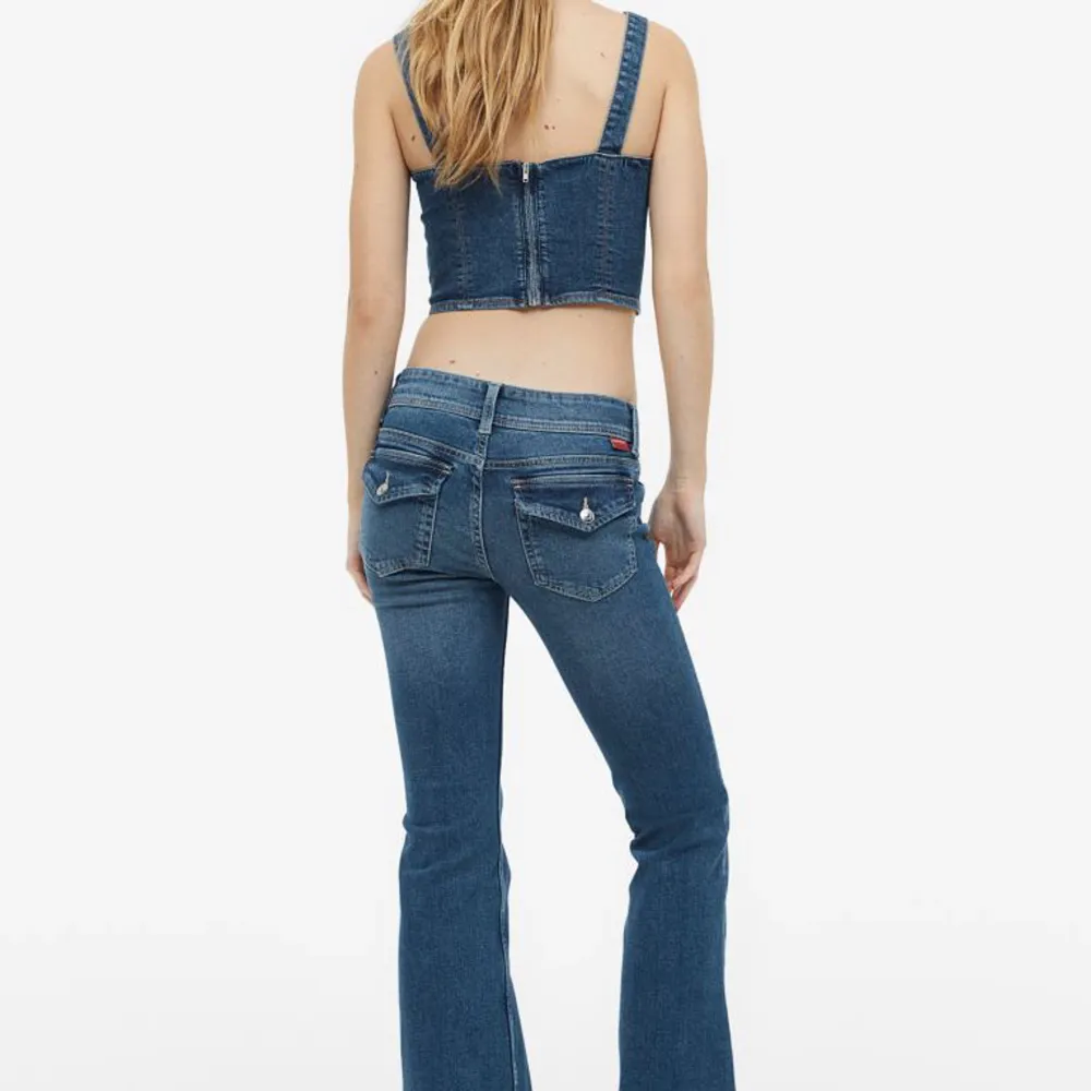 Lågmidjade jeans från hm❤️ Använda runt 5 ggr annars bra skick👍🏻 Säljer pga att jag inte får någon användning av dem❤️ Skriv ifall ni har några funderingar och pris kan diskuteras❤️. Jeans & Byxor.