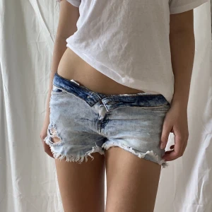 Skitsnygga jeansshorts!!! - Köpta här på plick men säljer då de tyvärr inte kommer till användning. Mycket fint skick! Köparen står för frakten.😻