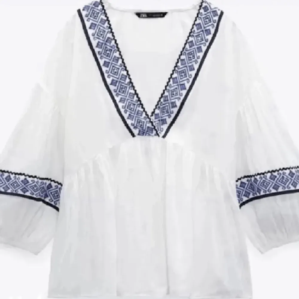 Säljer den här jättefina blusen från Zara i storlek S, då den inte längre kommer till användning. Blusen är i bra skick förutom två sömmar som är lite slitna (ingenting som syns när man har på sig den). Skriv privat för fler bilder🌟💞. Blusar.
