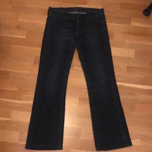 7 for all mankind jeans - Jätte snygga lågmidjade utsvängda jeans från 7 for all mankind köpta i London, som har små hål på insidan som används till skosnöre. Mått: midja 40 cm, längd 97 cm, Skriv om ni vill ha fler bilder eller om ni undrar nått💗🫶🏻