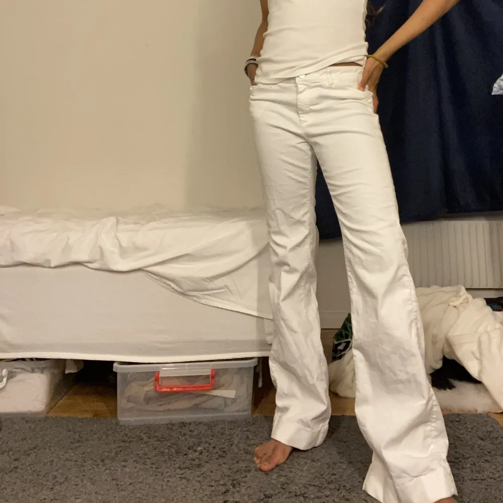 Utsvängda low rise  Filippa K jeans som knappt är använda, har tre väldigt små fläckar som går bort desto mer man tvättar dem. De är stretchiga. . Jeans & Byxor.