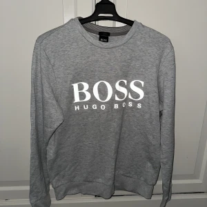 Hugo boss salbo tröja Storlek s - Hej, säljer min knappt använda hugo boss tröja den är i väldigt bra skick och kan fraktas vart som. Pris går att diskuteras! 