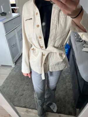 Jacka - En beige typ jeansjacka, lite längre, otroligt fin!! Används inte pga för liten!  Märke : Vera moda! 