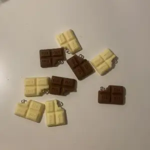 Choklad örhängen två färger brun och gul vit man får också hängen som bilden på slutet visar 1 hänge=1kr       2 hänge=2kr 14kr per ett par  