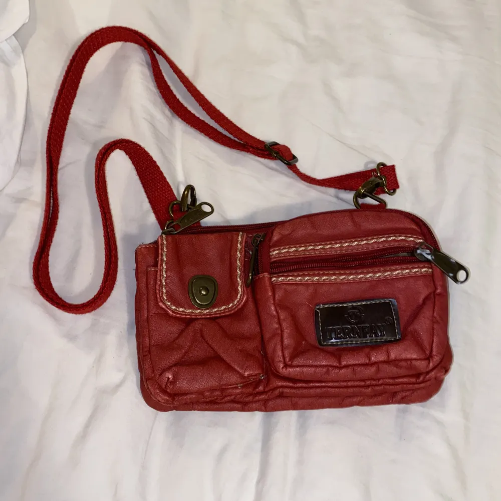 Jättefin vintage Crossbody bag som jag säljer då den inte kommer till användning  . Väskor.