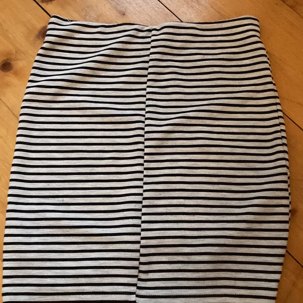 Säljer nu denna kjolen från Cubus i storlek 146-152, dock så passar den mig som har storlek 37-39 i byxor, så den är mer storlek Xs-S, kom priv för mer bilder. Kjolar.