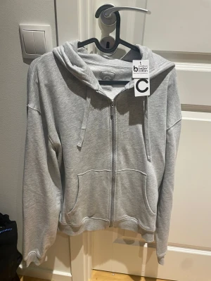 Zip up hoodie grå - Oanvänd zip up från Cubus. Storlek: M