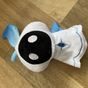 genshin abyssmage - köpt ifrån amazon för kring 125! jätte söt dock har jag ingen användning för den 