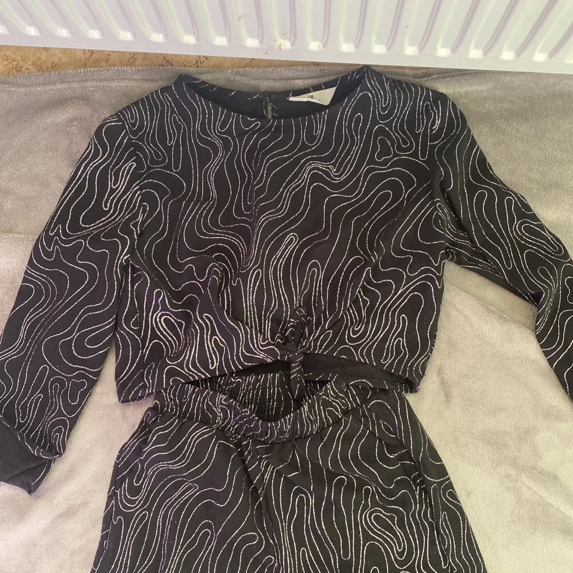 Silvrig & svart tröja och byxor - 90