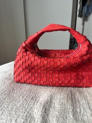 Väska i äkta läder från nunoo  - Super snygg liten väska 