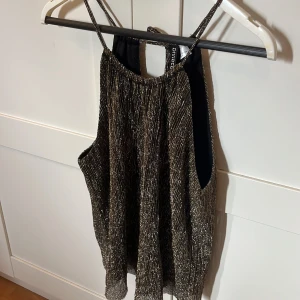Linne - Glittrigt linne med hål i ryggen 