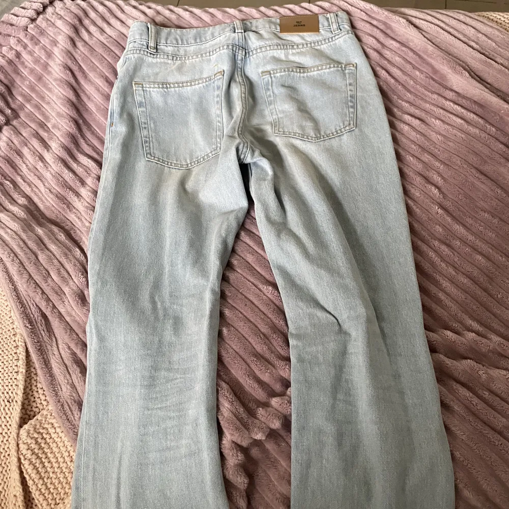 Säljer ett par ljus blåa straight jeans som är lågmidjade. Har bara använt några få gånger. Säljer då jag inte har någon användning av dem. Skicka för mer information eller bilder.💗. Jeans & Byxor.