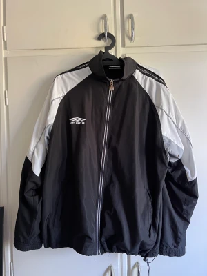 Vindjacka Umbro - Säljer en vindjacka från umbro  Jackan är i storlek L Kan skicka fitpic om så önskas Hör av er vid funderingar 