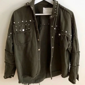 Jacka zara  - Grön jacka med nitar från zara, kommer tyvärr inte till användning längre💗
