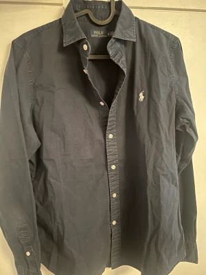 Ralph lauren skjorta - Blå ralph lauren skjort i nyskick, aldrig använt. Ingen prislapp kvar. Fräsch och storleken är small 