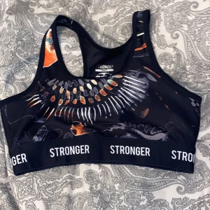 Stronger  - Håller bra när du tränar, kommer vara billig då den är använd några gånger. Skön men får inte plats i garderob längre 