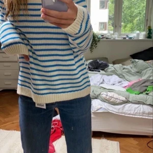 Blårandig stickad zara - Blårandig stickad tröja från zara!! Superfin o trendig! Obs första bilderna är lånade⭐️⭐️⭐️ Köp direkt för 300!